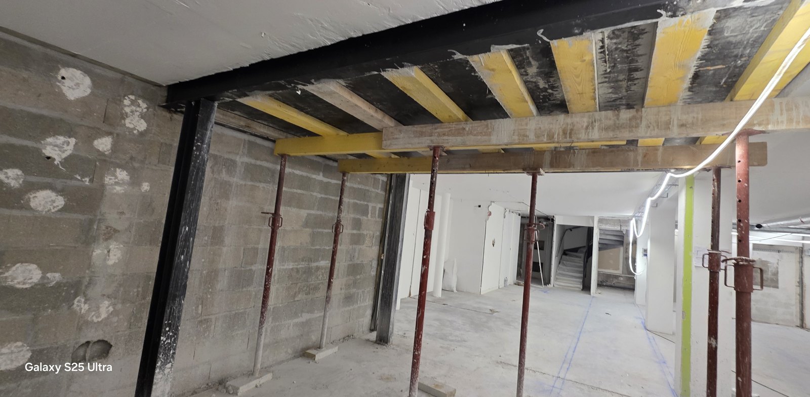 Étaiement du plancher béton armé et poutre métallique de reprise avant création de la trémie