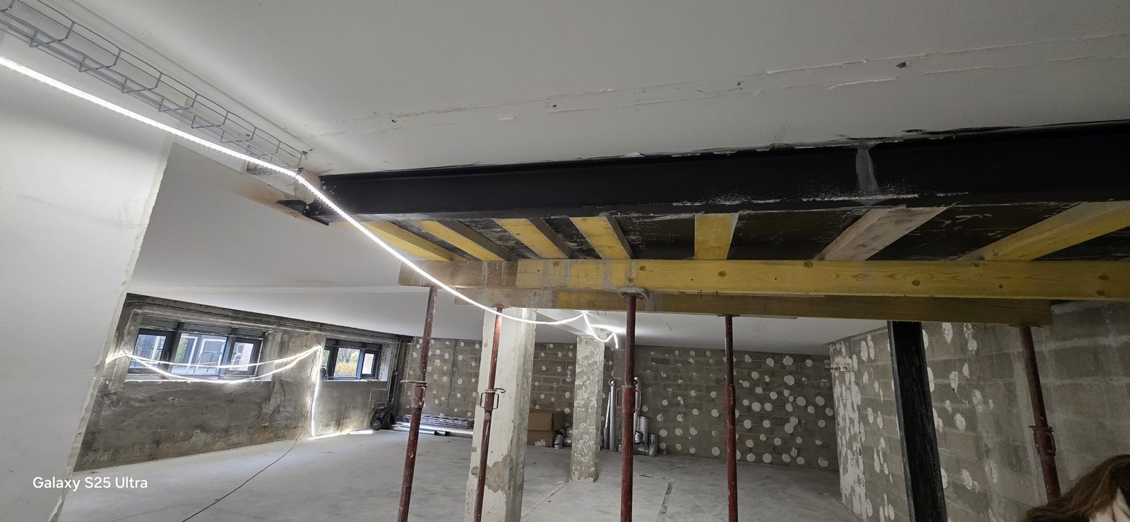 Sous-face du plancher bas du rez-de-chaussée, poutre de reprise au droit de la trémie